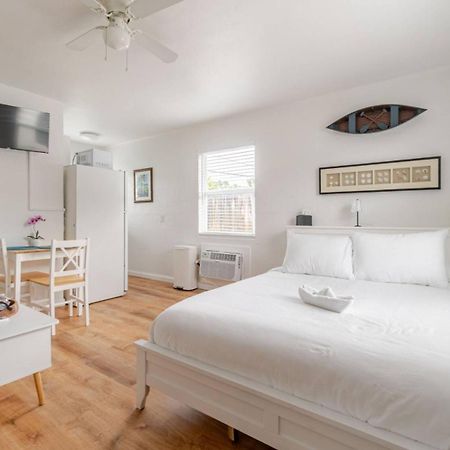 Отель West Palm Beach Escape Экстерьер фото